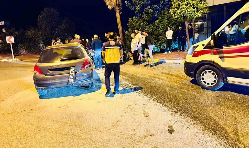 Antalya'da kaza: sürücüsünün hakimiyetini kaybettiği otomobil palmiyeye çarptı