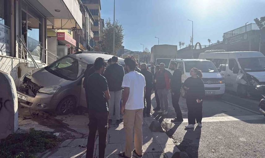 Arnavutköy'de meydana gelen kaza güvenlik kamerasında: Aracın kaldırıma fırladığı anlar görüntülendi