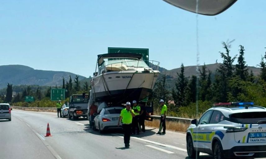 İzmir'de ilginç kaza: otomobil tekneye çarptı