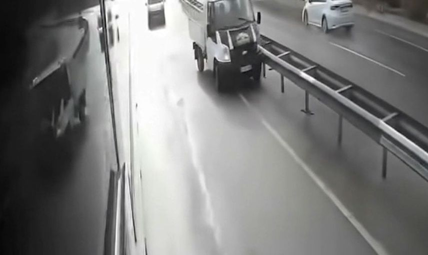 Çankırı'da kamyonetin viraj kazası anı otobüs kamerasında görüntülendi