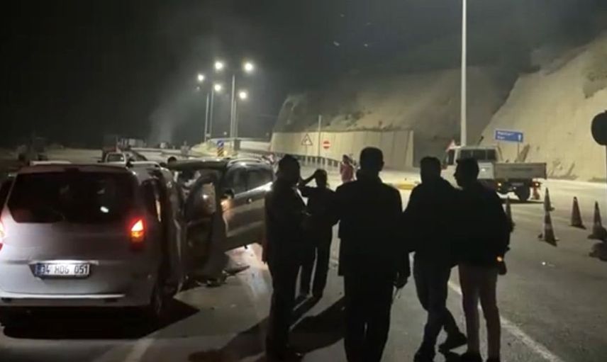 Yüksekova'da iki ayrı trafik kazasında 9 kişi hastaneye kaldırıldı