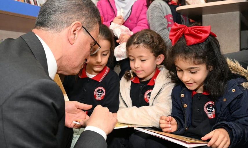Vali aydın baruş, gezici kütüphanede çocuklarla buluştu