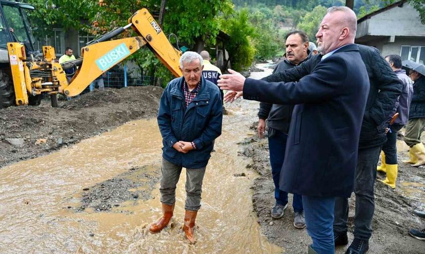 Karacabey’de aşırı yağış sonrası belediye ekipleri seferber oldu