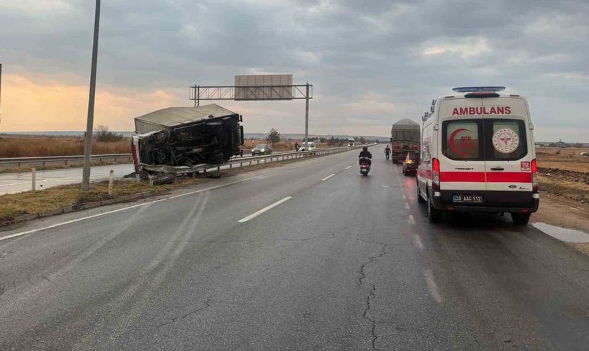 Babaeski'de yağış nedeniyle devrilen kamyonda bir kişi yaralandı