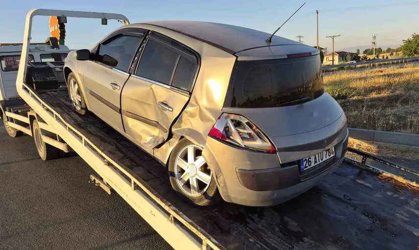 Eskişehir'de kavşakta meydana gelen trafik kazasında üç kişi yaralandı