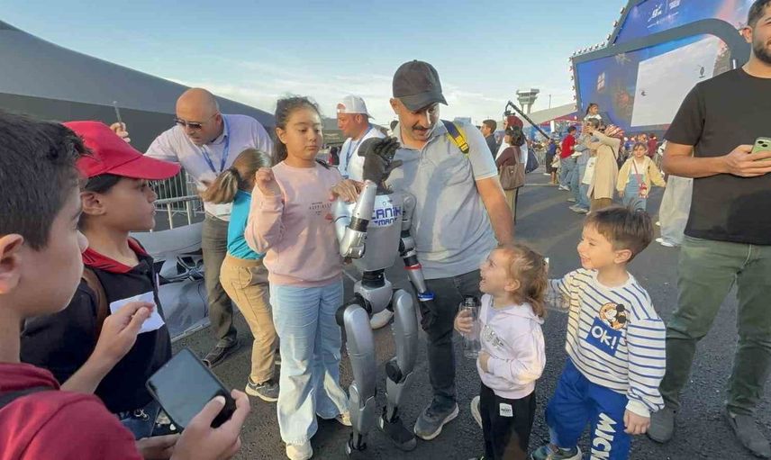 Çocukların gözdesi insansı robot Canikman, TEKNOFEST'te büyük ilgi topladı