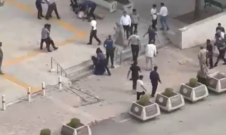 Elazığ adliye önünde gerçekleşen tekmeli yumruklu kavga, kameraya yansıdı