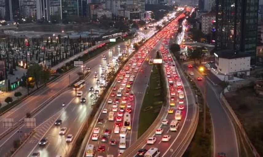İstanbul'da trafik durma noktasına geldi: Yoğunluk yüzde 72'yi buldu