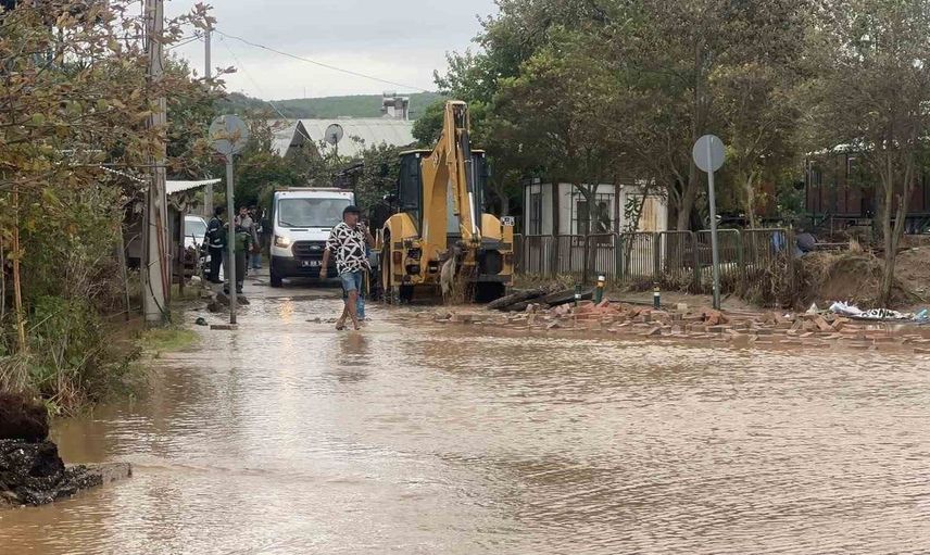 Esence'de sel felaketi sonrası temizlik çalışmaları devam ediyor