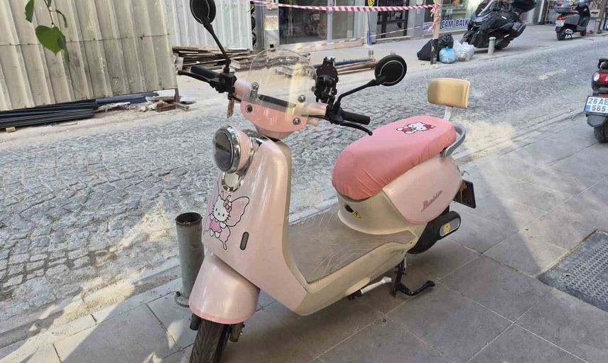 Pembe motosikletin arkasındaki ilginç yazı dikkat çekti