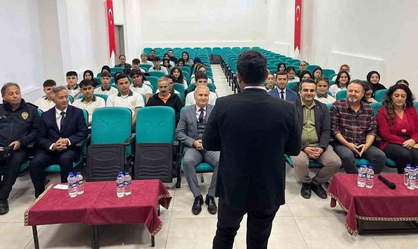 Kaymakam Kandemir, üniversite adaylarına motivasyon semineri verdi