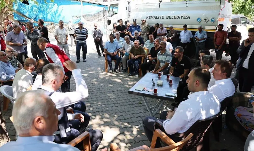 Erzincan Valisi Aydoğdu, yangın sonrası Kışlacık köyünü inceledi