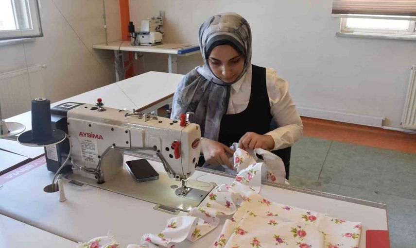 Şahinbey Belediyesi kadınları meslek öğreterek üretime dahil ediyor