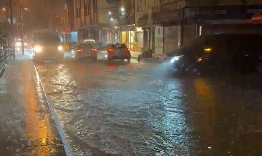 Küçükçekmece'de sağanak yağmur yaşamı olumsuz etkiledi