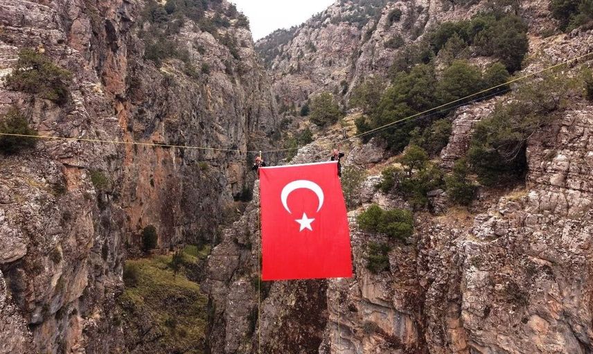 Acıpayam Kanyonunda Cumhuriyet Bayramı coşkusu: Dev Türk bayrağı dalgalandı