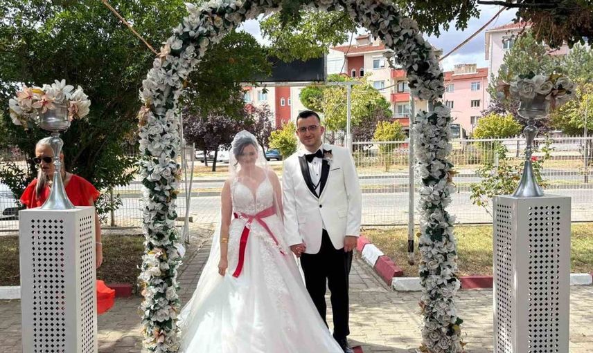 Babaeski'de engelleri aşan aşk: İşitme ve konuşma engelli çiftin mutlu düğünü