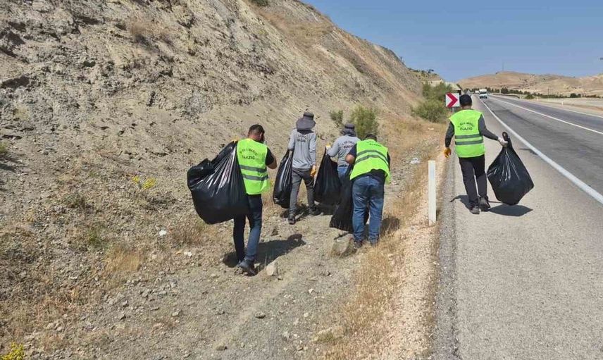 Elazığ'da pertek feribot iskelesinde temizlik çalışması yapıldı