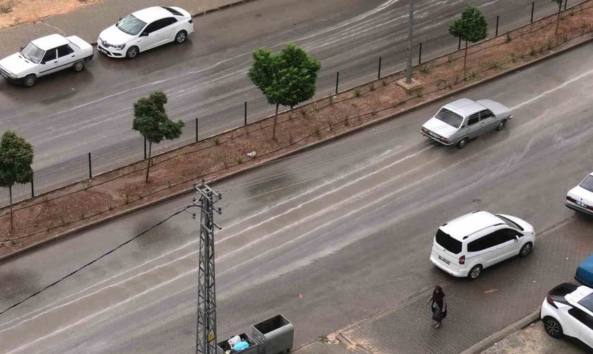 Besni'de gök gürültülü sağanak yağış hayatı olumsuz etkiledi