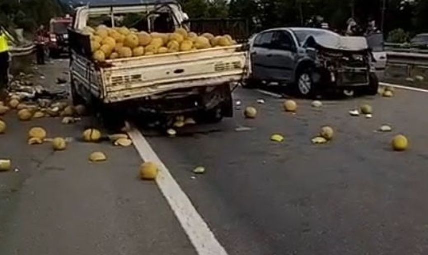 Giresun Görele'de kavun yüklü kamyonet ile otomobil çarpıştı: 3 yaralı