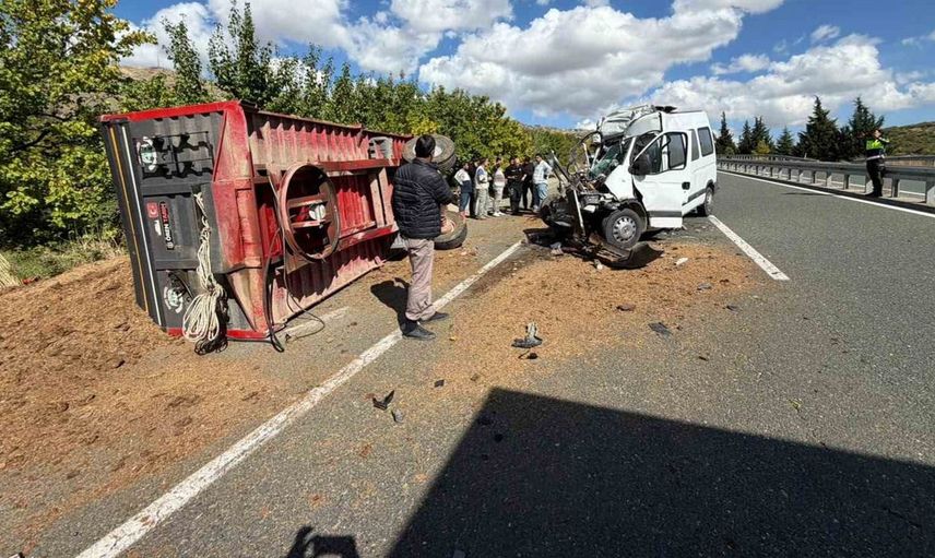 Elazığ'da traktör ve minibüs çarpıştı: yaralı