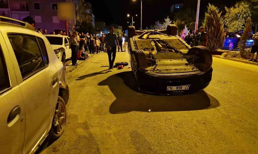 Karaman'da gece yaşanan kaza: park halindeki araca çarpan otomobil devrildi