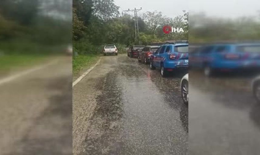 Kastamonu'da fırtına nedeniyle ağaçlar devrildi ve yollar kapandı