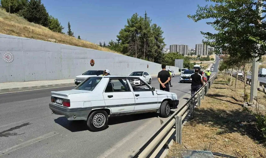 Adıyaman'da 15 yaşındaki sürücünün kazasında 2 kişi yaralandı