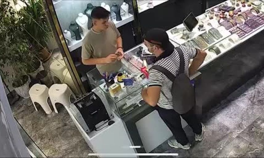 Kuyumcu hırsızını takip eden çırak, şüpheliyi ele geçirdi