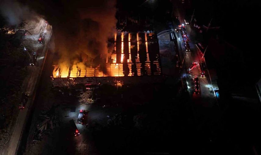 Bolu'daki geri dönüşüm fabrikasında yangın: 1 yaralı ve yoğun müdahale