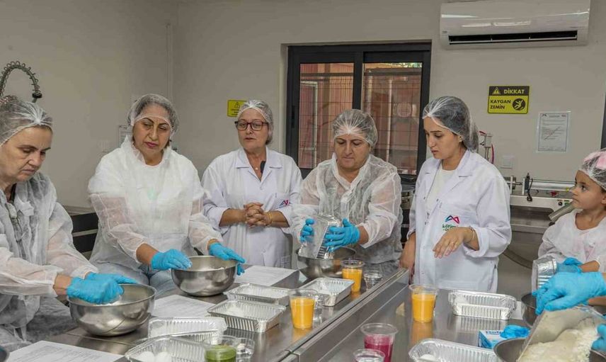 Mersin'deki atölyede doğal renklerle erişte yapımı öğretiliyor