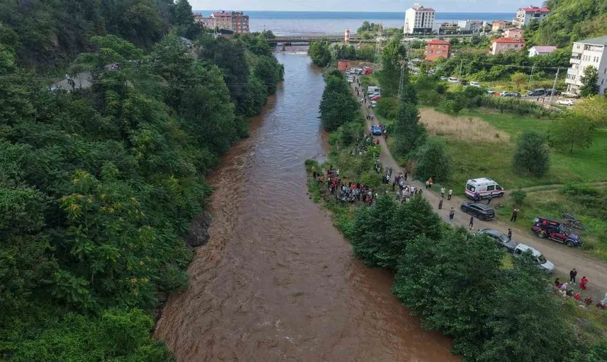Giresun'da sel felaketi: Anne ve kızının kaybolduğu yerde arama çalışmaları sürüyor