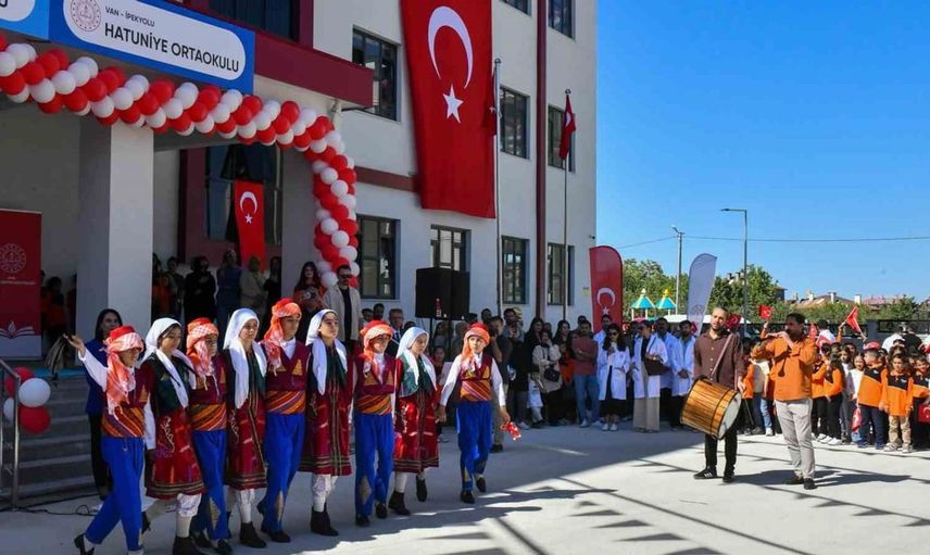 Van'da yeni eğitim yılı coşkuyla başladı: 274 bin öğrenci ders başı yaptı