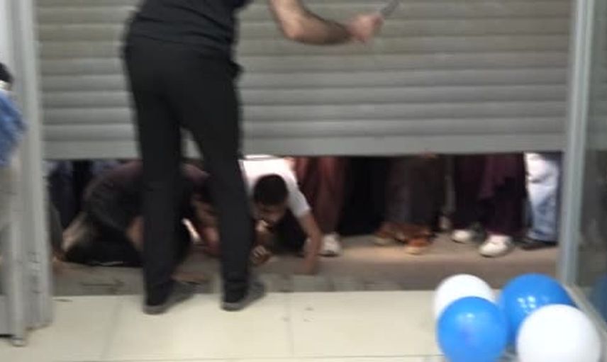 Kahramanmaraş'taki giyim mağazasında kapı açılışı izdihama neden oldu