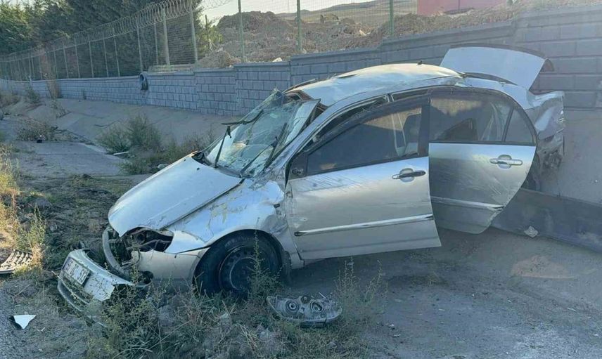 Yozgat'ta refüje çarpan otomobil devrildi: Yaralılar hastaneye kaldırıldı