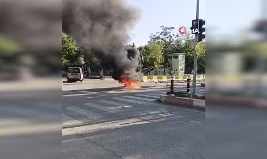 Siirt'te motosikletle hafif ticari araç çarpıştı, alevler içinde kaldı