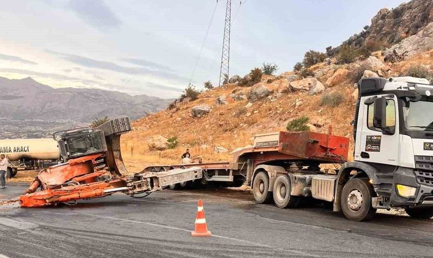 Adıyaman’da tırdan düşen iş makinesi yüzünden yol kapandı