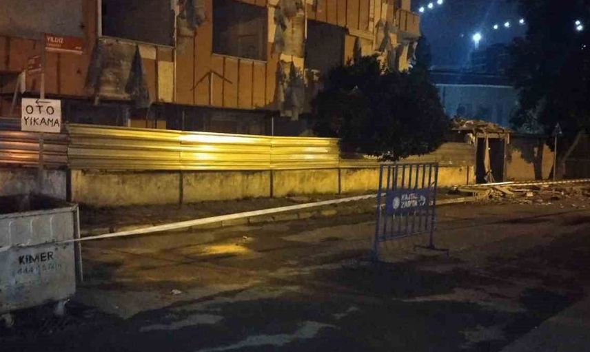 Kartal'da metruk binanın balkonu çöktü