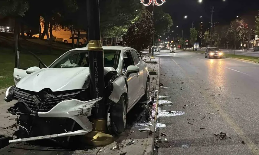 Sivas'ta meydana gelen trafik kazasında otomobil aydınlatma direğine çarptı, 4 kişi yaralandı