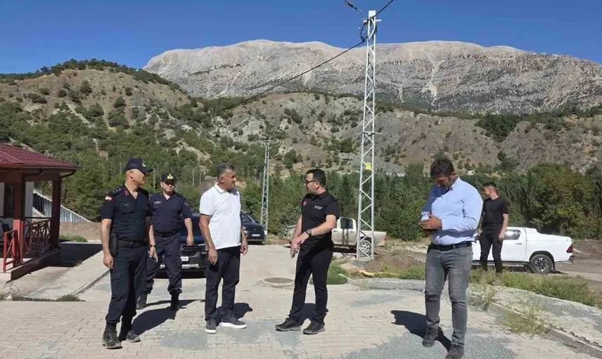 Gölbaşı Kaymakamı, deprem konutları çevresindeki çalışmaları yerinde inceledi