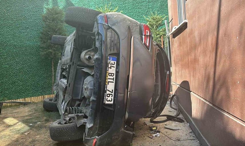 Eyüpsultan'daki kaza: Otomobil bahçeye düştü, yaralılar hastaneye kaldırıldı