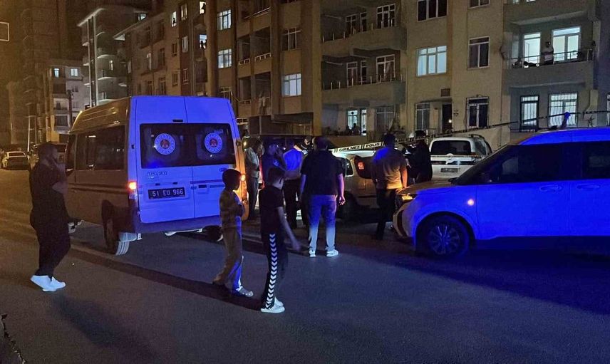Niğde’de yol kenarındaki otomobilde bir kadın hayatını kaybetti, bir kişi ağır yaralı