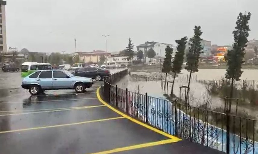 Arnavutköy'de taşan dere, dolmuş yolcularını mahsur bıraktı