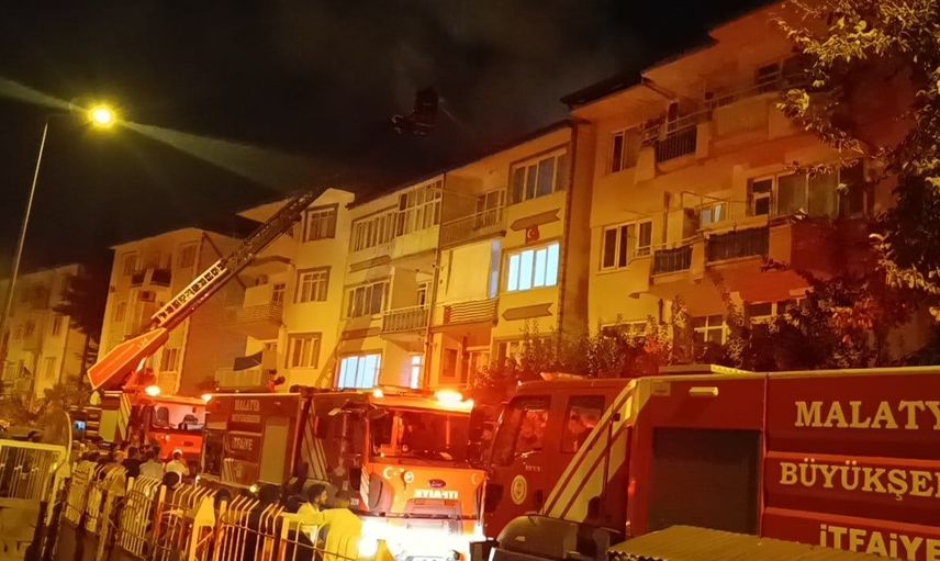 Malatya'da 4 katlı binanın çatısında yangın paniği