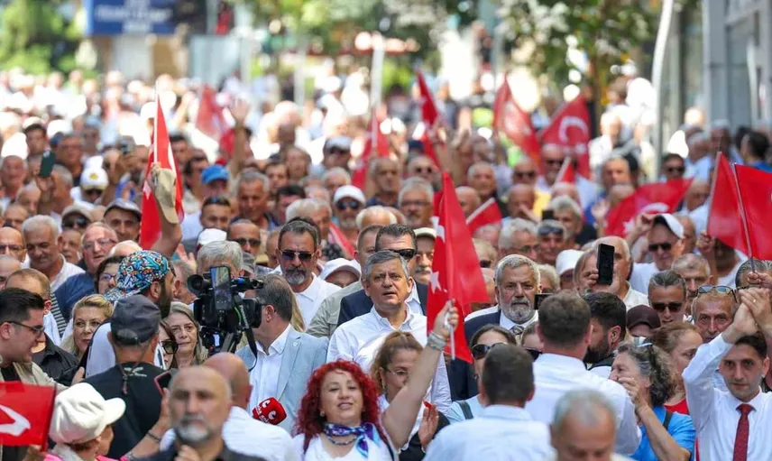 Özgür Özel, Rize'de çay ve balıkçıların sorunlarına dikkat çekti