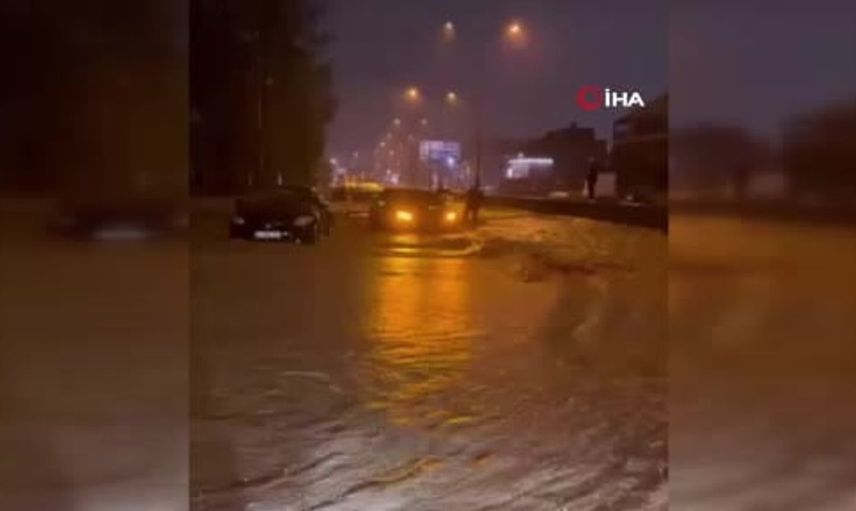 Kocaeli'de sağanak yağış sonrası vatandaşlar botlarla ve sırtlarda kurtarıldı
