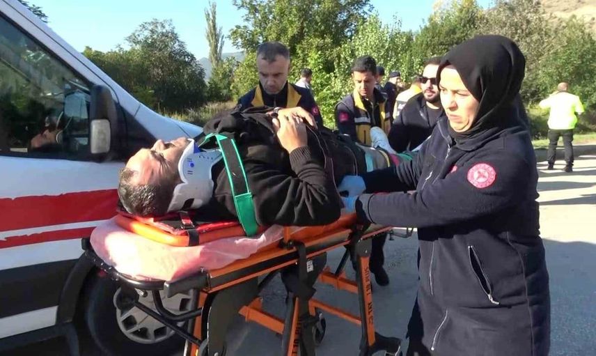 Amasya'da kontrolden çıkan minibüs dereye uçtu: 9 yaralı