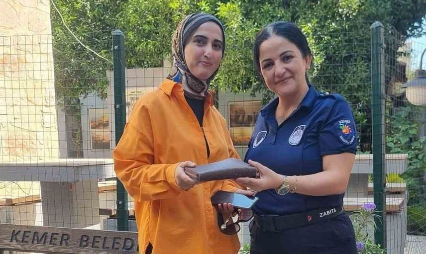 Duyarlı vatandaş cüzdanı zabıtaya teslim etti, sahibine ulaştırıldı