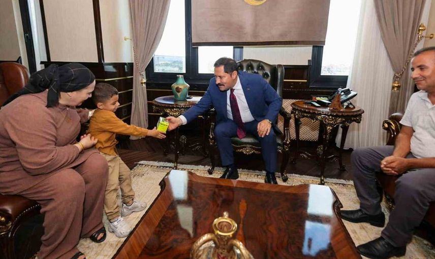 Enkazdan kurtarılan Kerem bebek, Hatay Valisini ziyaret etti