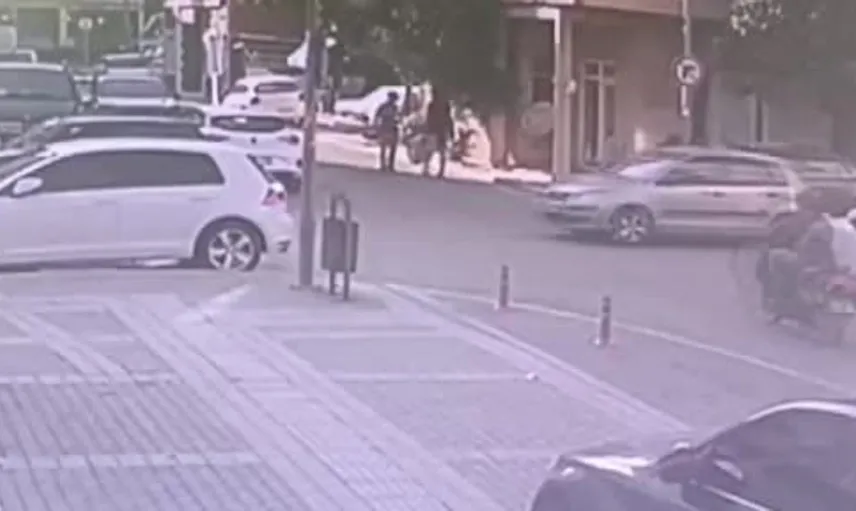 Otomobile çarpmamak için fren yapan motorlu bisiklet sürücüsü devrildi