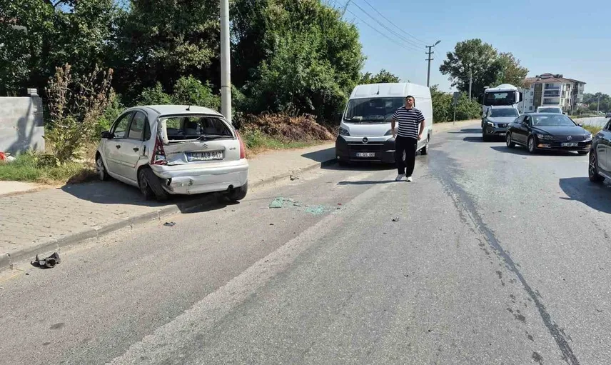 Düzce'de minibüs ve otomobil çarpıştı: 1 yaralı